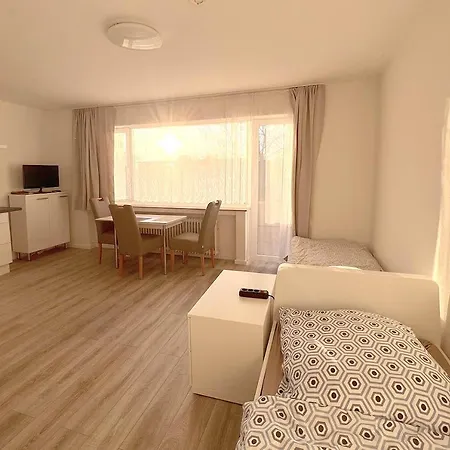 דירה Cozy With Balcony